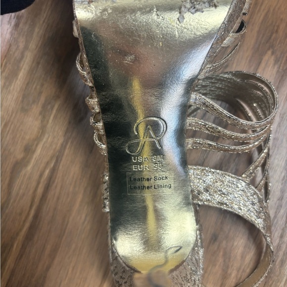 Adrianna Papell Aiden Platform Pump Gold Buckle 8M - Picture 6 of 8